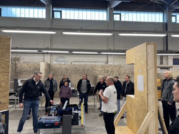 Holzbau in der Praxis: Fachgerechte Montage von Fenster- und Türelementen